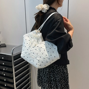 Fashionable summer tote bag for women featuring bow prints and pearl lace charms