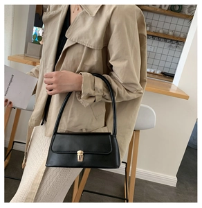 Sac sous le bras classique en cuir noir avec boucle dorée et longue bandoulière fine