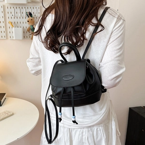 Minimalistischer schwarzer Kunstleder Mini-Rucksack mit Kordelzug und Tragegriff