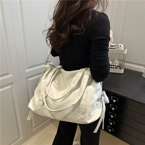 Grand sac cabas blanc minimaliste en similicuir texturé avec une bandoulière réglable