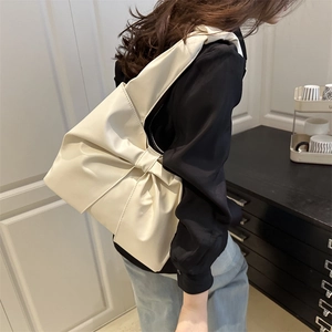 Elegante cremefarbene Schultertasche für Damen mit großem Schleifendesign im Minimal-Stil