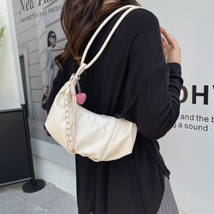 Sac à bandoulière blanc crème froncé avec breloque cœur et bandoulière fine
