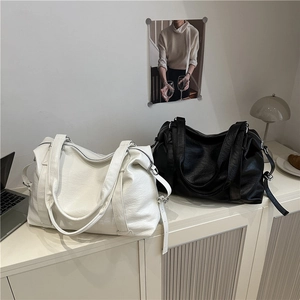 Grand sac fourre-tout en cuir souple avec bandoulière réglable pour voyage et loisirs
