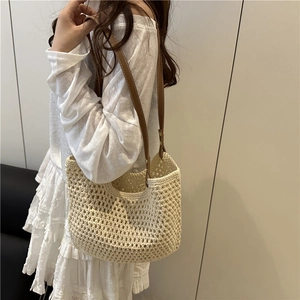Schicke gehäkelte Baumwolltasche mit braunen Lederriemen für Sommer- und Strandreisen