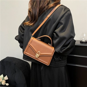 Sac cartable en cuir marron avec boucle dorée et bandoulière réglable élégante