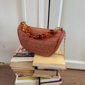 Fashion Woven Straw Half Moon Shoulder Bag With Amber Resin Bead Handle Gold Metal Chain For Women Summer Vacation Crossbody