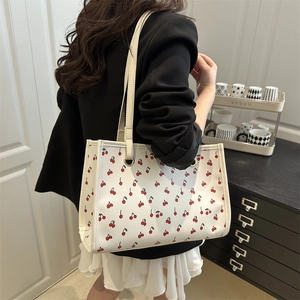 Borsa tote bianca con stampa a ciliegie rosse e doppie tracolle per stile estivo