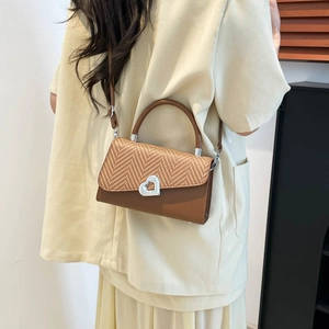 Elegante borsa a tracolla patchwork intrecciata con fibbia a cuore e manico superiore
