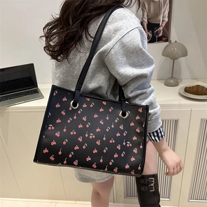 Grande borsa shopper nera con stampa a ciliegia e doppie spalline per uno stile casual