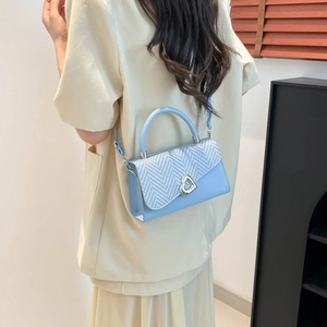 Borsa a mano azzurra alla moda con trama intrecciata e fibbia in metallo a forma di cuore