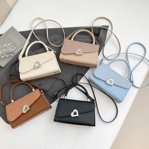 Elegante borsa a mano con patchwork chevron e chiusura a cuore in cinque colori
