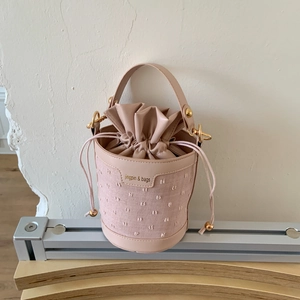 Vue détaillée du sac seau rose avec cordon de serrage et épissure en tissu jacquard