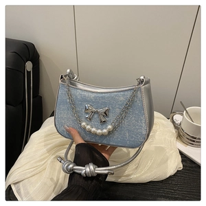 Sac à main en jean bleu clair avec breloque papillon argentée et poignée en perles