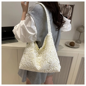Gros plan détaillé sur la dentelle florale au crochet d'un grand sac cabas d'été