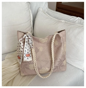 Vue détaillée du sac cabas en toile fleurie avec anses en corde et foulard en soie
