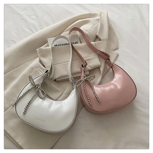 Détails des sacs demi-lune blanc et rose avec nœud en perles argentées et logo mode