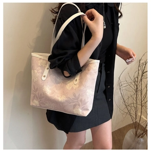 Détail du cabas rose à fleurs avec poignées en cuir blanc et design grande capacité