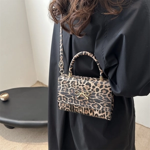 Sac à bandoulière tendance à motif léopard avec nœud doré et poignée ronde chic