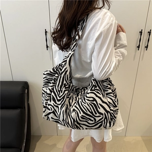 Grande borsa tote in tela zebrata con motivo animale bianco e nero per un look casual a spalla