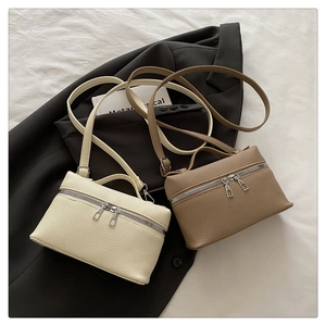 Détails des mini sacs carrés en cuir litchi avec doubles fermetures éclair et poignées