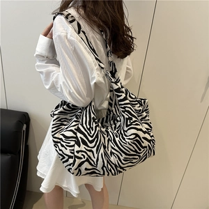 Borsa tote in tela zebrata da donna con grande capacità mostrata in un ambiente minimalista
