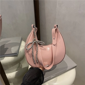 Sac Hobo Demi-Lune en Cuir PU pour Femmes avec Charme de Noeud Papillon et Imprimé de Lettres Sac à Épaule Sous le Bras Couleur Unie