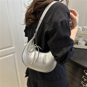 Sac bandoulière demi-lune argenté métallique avec breloque nœud pour femme