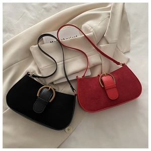 Detaillierte Nahaufnahme von Vintage-Matte-Schultertaschen in Schwarz und Rot mit Goldbuckles