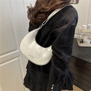 Sac sous le bras demi-lune blanc en cuir PU avec lettrage Fashion et large bandoulière
