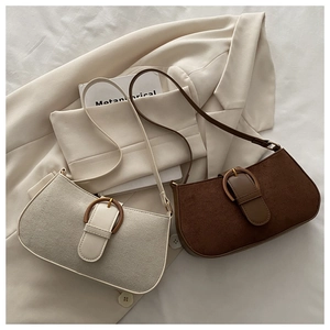 Details von Vintage-Wildleder-Schultertaschen mit Hufeisenschnallen und Lederbesatz