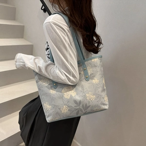 Sac cabas bleu à motif floral de grande capacité avec longues anses porté à l'épaule