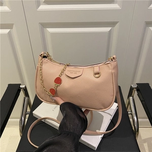Koreanisch Retro Litschikorn PU-Leder Unterarmtasche Fashion Damen Umhängetasche Mit Süßem Erdbeer-Kette Anhänger Casual Tasche