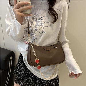 Retro dunkelbraune halbmondförmige Tasche aus Leder mit Erdbeer-Anhänger Kette