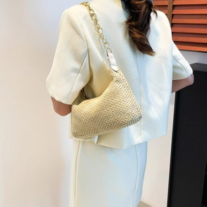 Grande borsa hobo intrecciata con catena dorata in paglia naturale per l'estate 2025