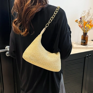 Grande borsa a spalla in paglia intrecciata con catena dorata per uno stile estivo