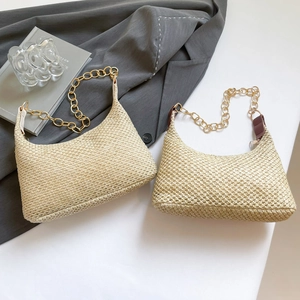 Grandi borse a mezzaluna intrecciate con catene dorate e texture chic in paglia