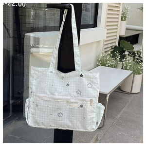 Detail der mintgrünen Karo-Tasche mit Sternenprint, Front-Reißverschluss und Seitentaschen