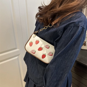 Sac bandoulière blanc chic avec imprimé fraise rouge et détails de chaîne dorée