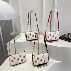 Sacs à bandoulière minimalistes à imprimé fraise avec chaînes en quatre coloris