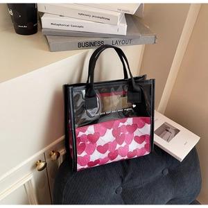 Dettaglio della borsa tote in tela con cuori e PVC trasparente su un pouf di velluto blu