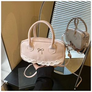 Detailansicht der rosa Bowlingtasche mit Metallschleife und weißer Spitzenverzierung