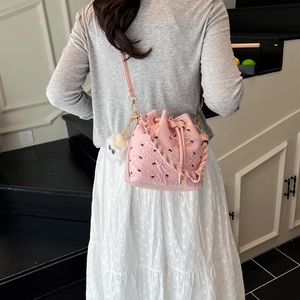 Sac seau rose à cordon avec imprimés nœuds noirs et charmant mouton en peluche blanc