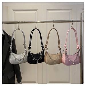 Détail des sacs demi-lune à paillettes en argent, noir, or et rose avec chaînes métal