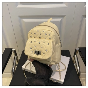 Détails du mini sac à dos matelassé crème avec strass et fermoir rotatif en métal