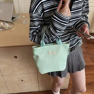 Minie-Tragetasche aus wasserdichtem Nylon in Minzgrün für Damen mit Modemarke