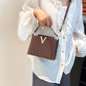 Borsa a secchiello retrò marrone coccodrillo con fibbia a V dorata e tracolla rimovibile