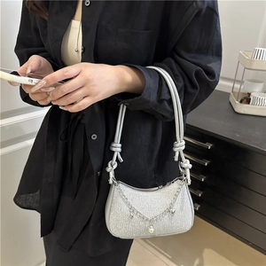 Sac sous les bras à paillettes argentées avec double anse ronde et chaîne de perles cœur