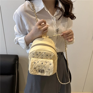 Mini sac à dos matelassé crème chic avec chaîne et détails de clous pour femme