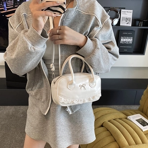 Minimalistische weiße Bowling-Tasche aus PU-Leder mit Metallschleife und Spitze