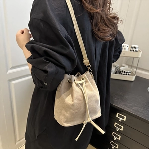 Borsa a secchiello beige opaco con chiusura a coulisse e tracolla regolabile color oro